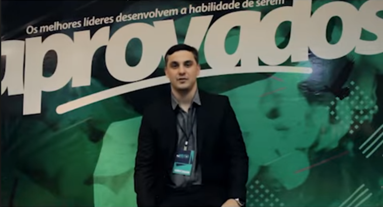 <b>Vitor Binda</b><br>Bancário